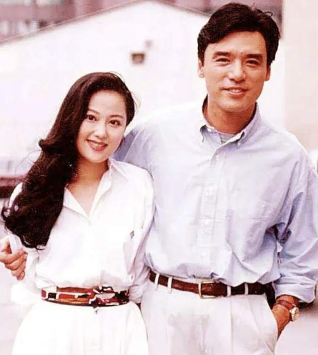 钟镇涛|68岁钟镇涛为50岁娇妻庆生！关之琳仍似女神，三人同框画面养眼