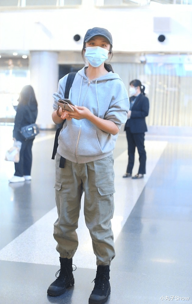 汤唯|42岁汤唯久违走机场，休闲打扮接地气，素颜皮肤暗黄没有偶像包袱