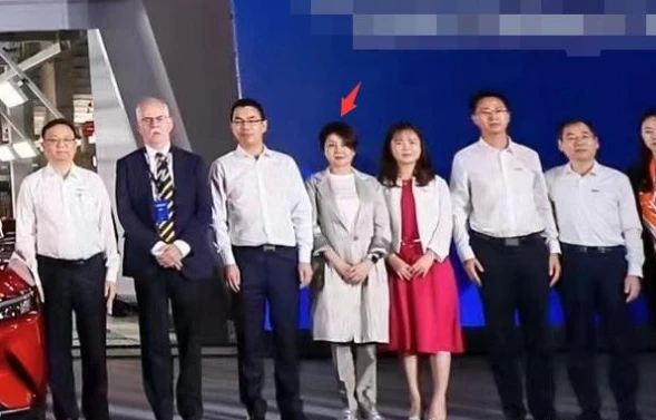 赌王|赌王四太成人生大赢家！穿休闲装抱孙子孙女享天伦之乐，素颜好美