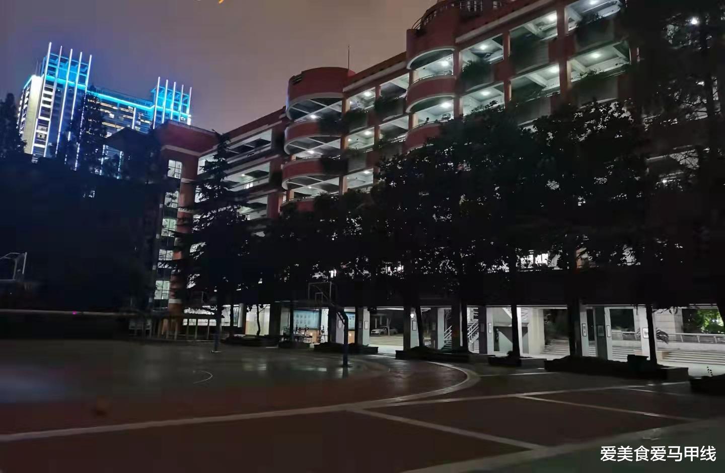 图书馆|有再次选择职业的机会，你还会当高中老师吗