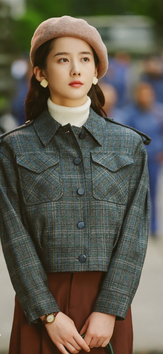 梁洛施|阚清子新剧杀青，搭档韩东君出演女工人，合照被旁边的女二比下去了