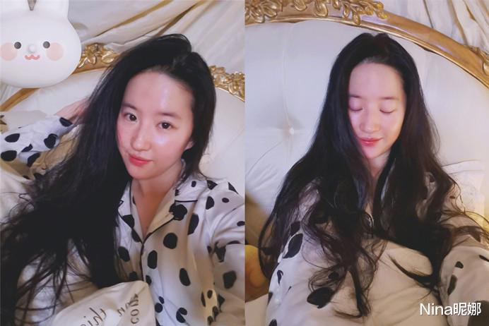 刘亦菲|刘亦菲闺房怼脸自拍，穿黑白圆点睡衣配黑长直，素颜大肉鼻更增特色
