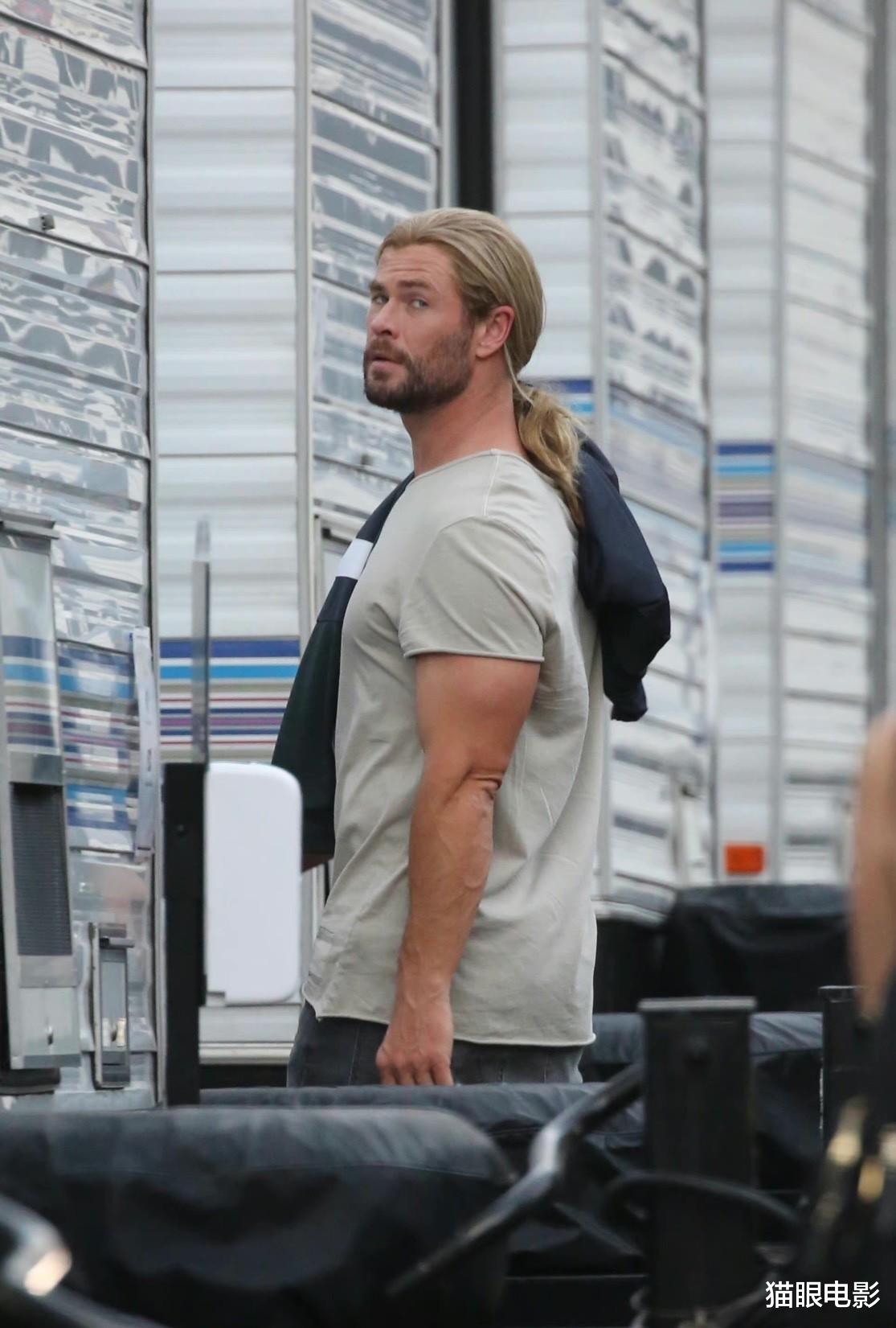 雷神4|漫威雷神4补拍，锤哥金色长发抢镜，手臂粗壮对镜头比耶