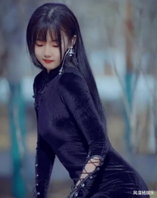 艾比|“吃个桃桃”被封后心不甘，特晒旗袍照，网友：赶紧变性吧