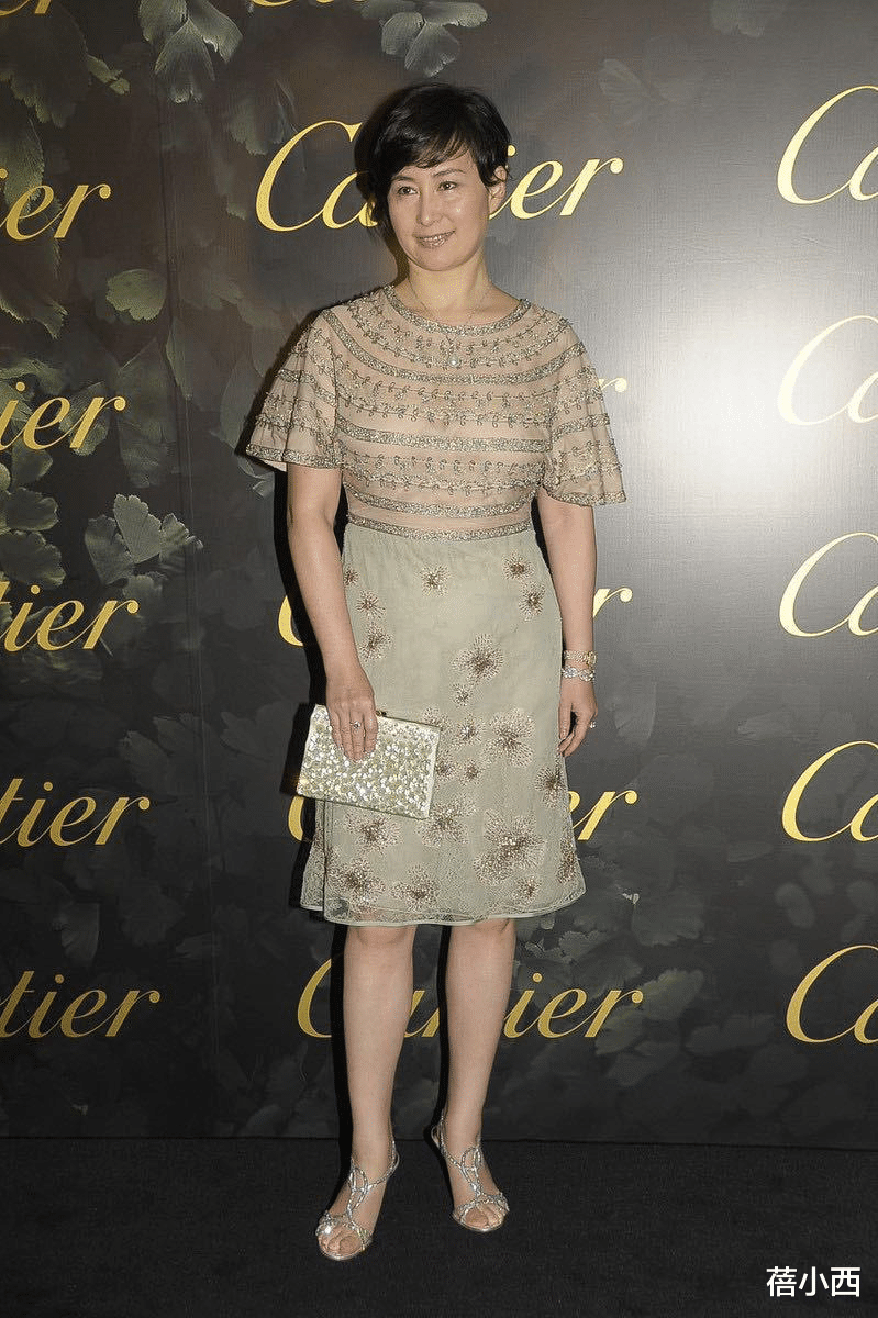 华晨宇|何超琼到底是赌王最爱的女儿,越老越高贵,穿连衣裙配短发真优雅