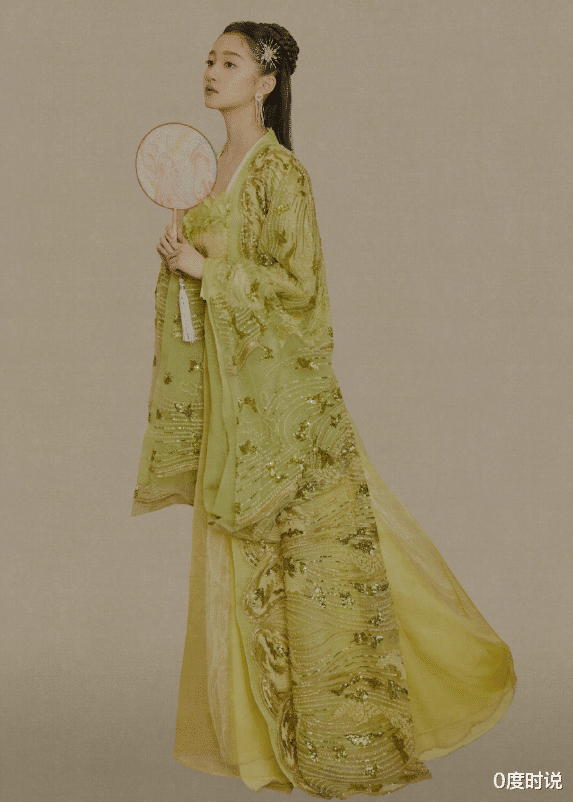 关晓彤|关晓彤为证明腿长穿“三分裙”，当她坐下时，真是捏了把汗