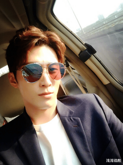 窦骁|到底怎么回事？窦骁何超莲结伴出席品牌活动，脸部发福秒变土憨憨