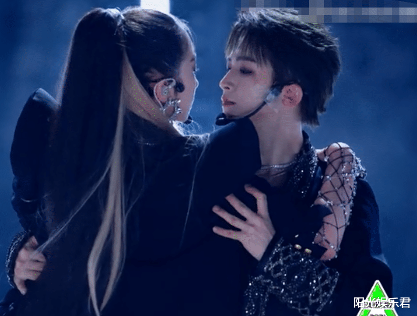 鞠婧祎|孟美岐163cm，鞠婧祎159cm，两人同框时身高差让我看傻眼