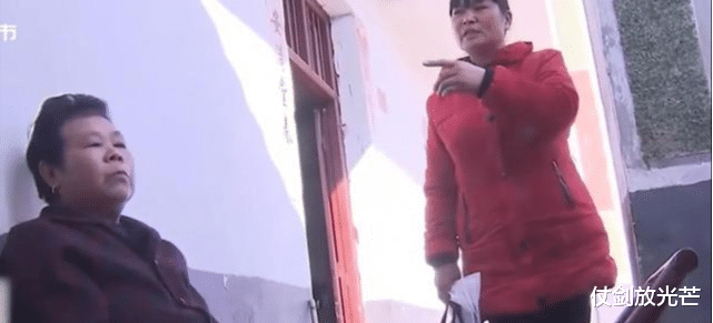 听说男友家拆迁,女子用头撞墙逼男友领证,婚后4年才知是假消息
