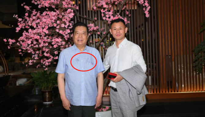 82歲李雙江現身飯局被拍！滿頭黑發肚腩突出，用兩萬元手機好闊氣-圖2