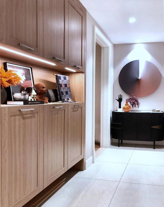 180㎡现代时尚,中性色的空间,暗橙色点缀,带来稳重端庄的氛围