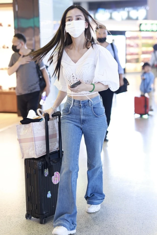 小海绵|baby带儿子出行，4岁小海绵独自推行李箱，母子俩机场狂奔太可爱