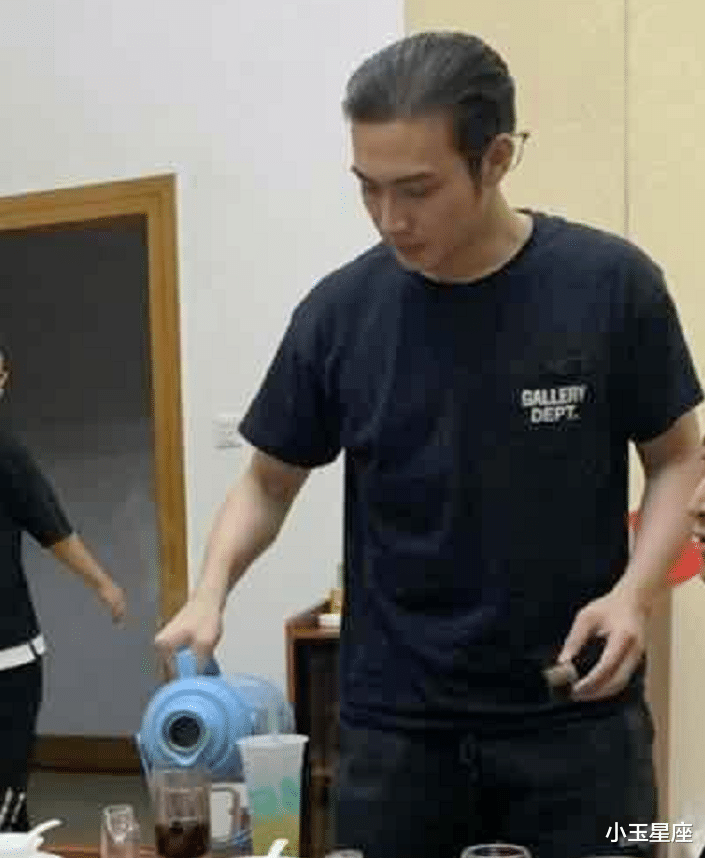 张彬彬|网友晒出张彬彬私下饭局照，与同席女性贴身合影，发量成亮点