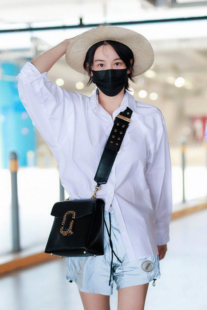 混搭时尚Anna|王珞丹终于忍不住在机场秀腿,169cm穿短裤穿出179cm,腿细得真实