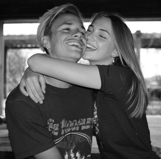 维多利亚|贝克汉姆次子陪女友购物,满脸不耐烦,妈妈维多利亚发声取笑双方