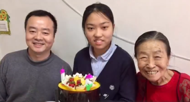 王一博|75岁张少华因病去世，生前全家庆生合影曝光，与丈夫儿子同框画面温馨