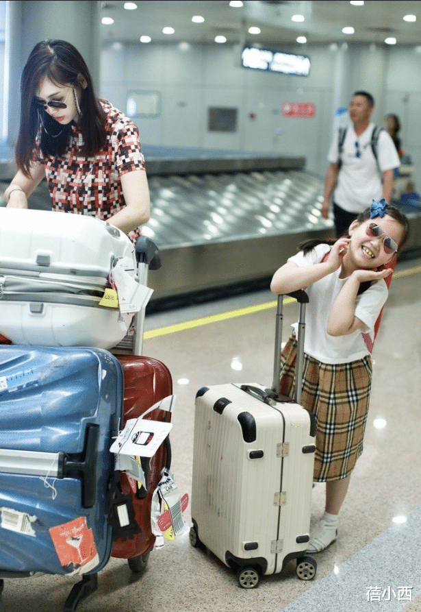 马蓉|马蓉在富养女儿，穿编织连衣裙走机场像名媛，女儿像小童星