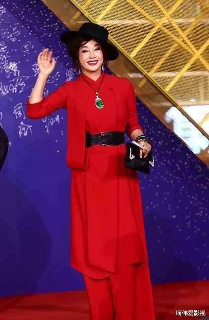 杨幂|金鸡闭幕红毯生图：刘诗诗艳压，杨幂秀出曼妙身材，白百何发福