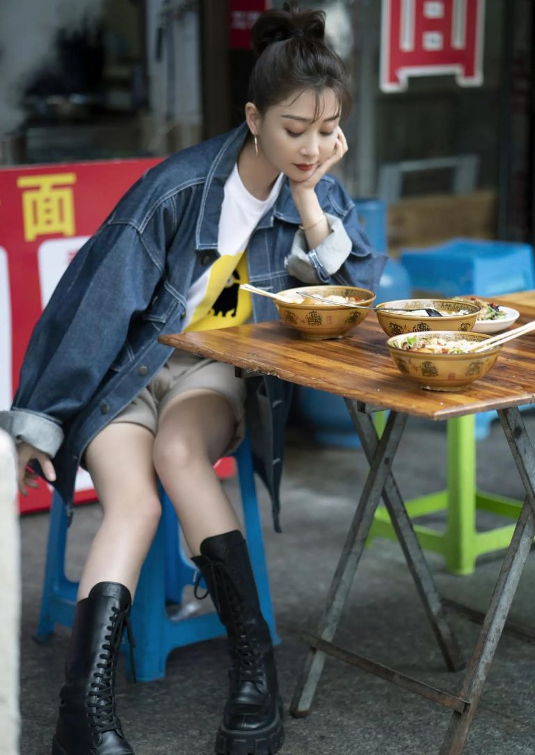 穿衣搭配 殷桃扮嫩真有一套，穿“男友外套”配及臀裤，扎高马尾40岁变20岁