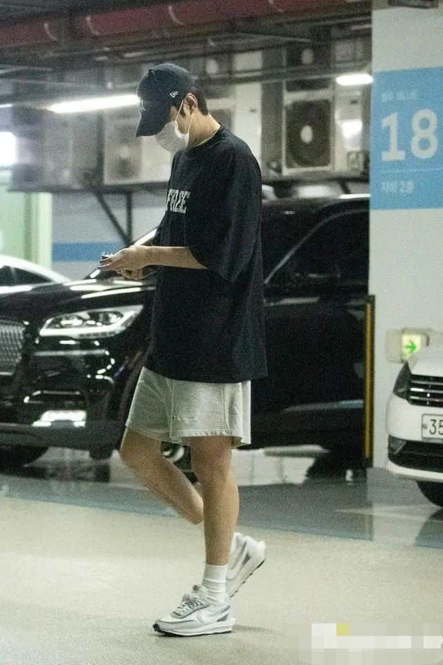 一街拍|李敏镐妍雨恋情曝光，两人低调打扮去看电影，女方大长腿好惊艳！