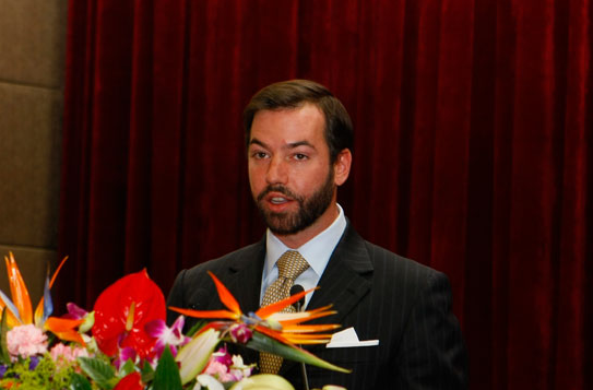 小王子|卢森堡王室最新全家福，40岁寿星不留胡须帅气，夏尔小王子超可爱