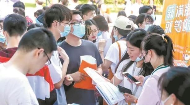 发型|应届生身份很珍贵，不仅企业青睐还有很多补贴，学生不要随意挥霍