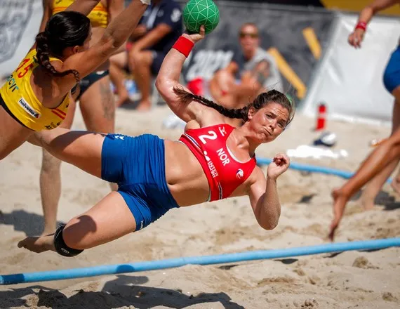 运动|挪威女运动员参加比赛遭罚款，因拒穿比基尼，网友：比赛还是选美