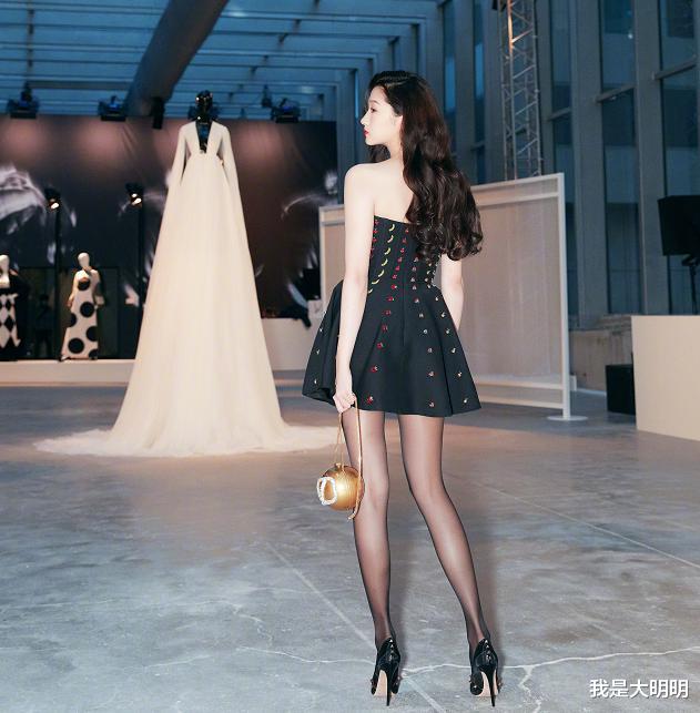 关之琳|江疏影和关晓彤旧照火了，大长腿之间的比拼，关晓彤输得一败涂地