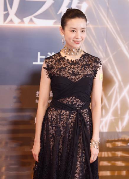 佟丽娅|又见红毯！杨颖无惧怼脸拍，张雨绮膀大腰圆，蔡卓宜打败李冰冰