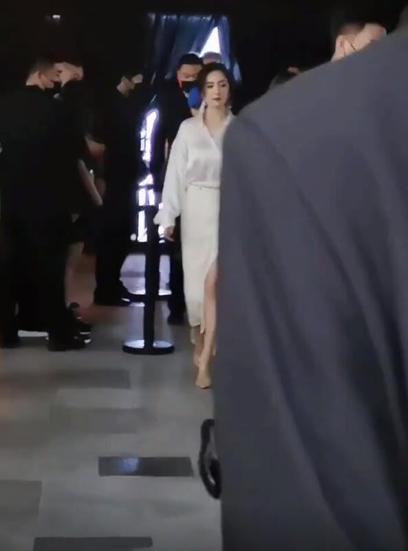 天生丽质|杨幂现身直播间，穿高开叉连衣裙，丝带马尾造型生图美成仙女下凡