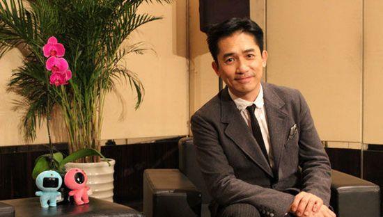 辛晶晶说|女博主晒与梁朝伟合影自称被梁朝伟壁咚：明显喝多了，还说了胡话