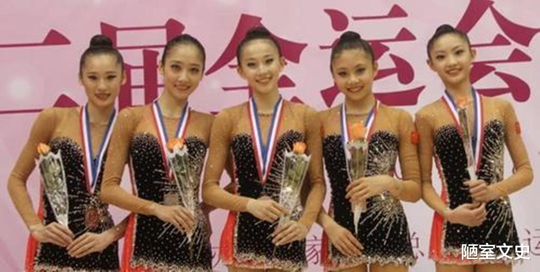 张豆豆|张豆豆凭挺胸照爆红后，因发育太快被迫退役，为当教练拒入娱乐圈