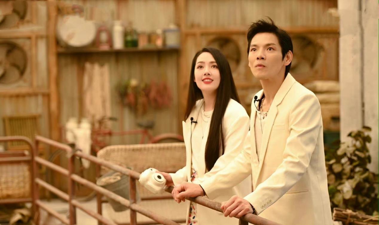 方脸妹说时尚|葵花夫妇产后综艺首秀,郭碧婷穿西装恢复快,向佐霸气搂妻太腻歪