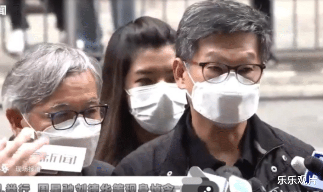 吴孟达|吴孟达全家灵堂合影，唯独缺少二任太太和女儿，站位也很有讲究