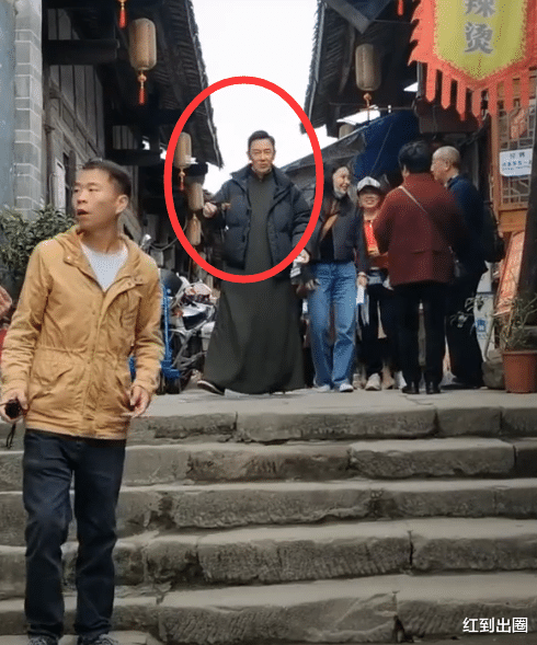 颖儿|51岁陈浩民现状太心酸，为拍戏赚钱吃烤串充饥，鬓角发白老态明显