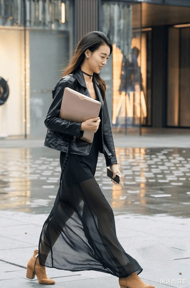 长裙|一条长裙配皮夹克,很精致的穿搭,勾勒出一位职场达人的风格