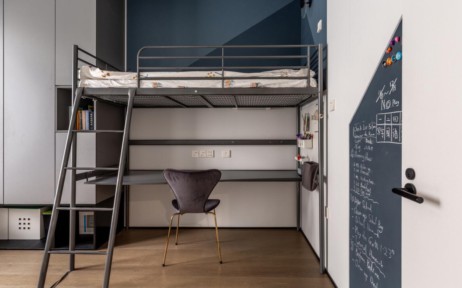 沙发墙做柜子，客餐厅做隔断，她130㎡新家，真是又酷又有趣