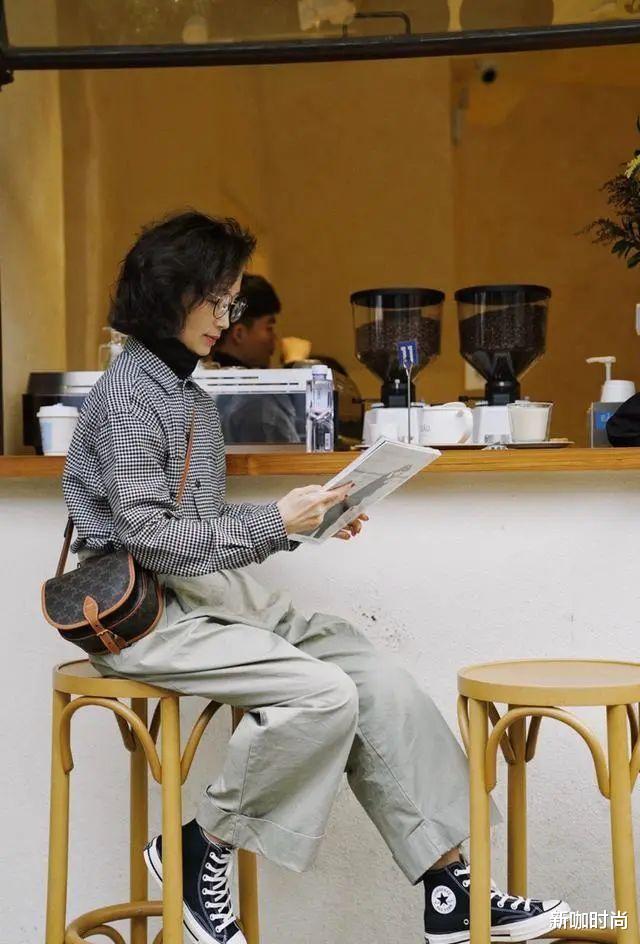 健身|吕良伟老婆太心急，小香风外套搭齐刘海披肩发，刻意扮嫩反而显老