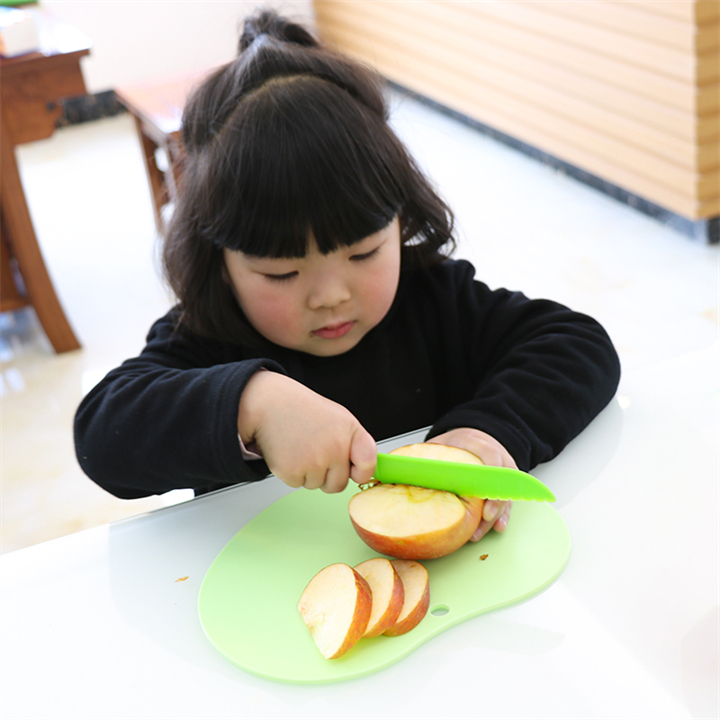 爸妈盒子|奶奶出门买菜一时大意,孙女独自翻到11楼阳台外,场面令人担忧