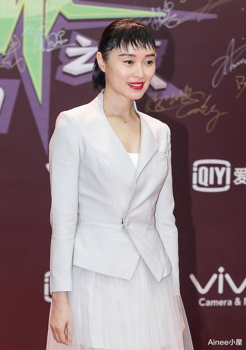 穿衣搭配|吴越被发型“坑”了，凌乱刘海贴头皮，还好一身清爽色显气质