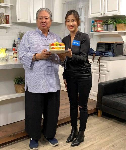 洪金宝|洪天明为父亲祝七十大寿，三世同堂劲温馨，洪金宝开心揽俩孙子