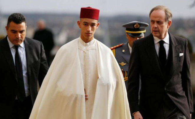 18歲摩洛哥王子長得像母親，國王19年前為娶紅發美人，散盡瞭後宮-圖2