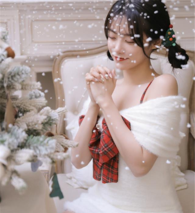 秦岚|三位女主持节日打扮，看到小钰新造型rookie吃醋撒娇：我只有暗夜