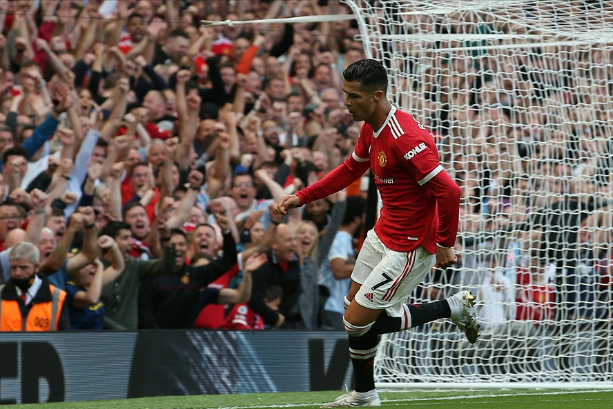 刘华体会讲体育课|只能膜拜！时隔12年的回归首秀，C罗便用梅开二度助曼联登顶榜首