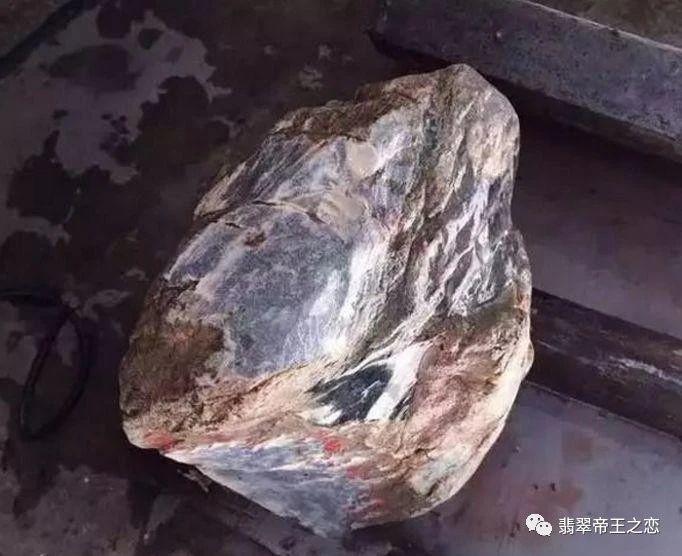 翡翠|不要再说裂多了，翡翠原石上帝王裂不可直视，切开暴涨百万 ！