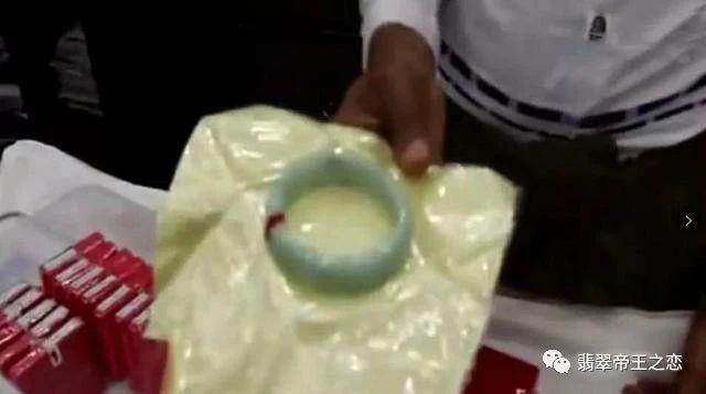 翡翠手镯|进价40元的翡翠手镯卖5千，这些创造利润奇迹的镯子都流向哪了？