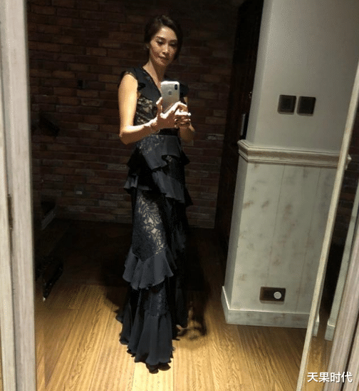天果时代|李克勤妻子真有料，穿蕾丝长裙尽显优雅气质，不愧是“三料”港姐