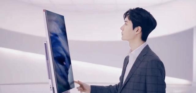 王一博|开年红！王一博新年拍广告，穿西装像“霸道总裁”