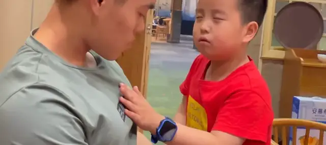 肌肉男|当小男孩见到肌肉猛男时,惊讶?羡慕?帧帧表情包 简直太快乐了