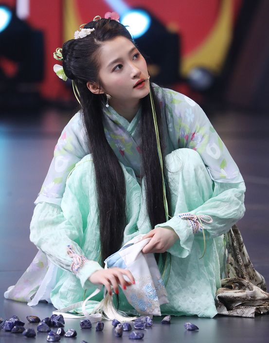 关晓彤|关晓彤穿白裙跳古风舞，脚上的鞋子是亮点，这才是对古装的尊重